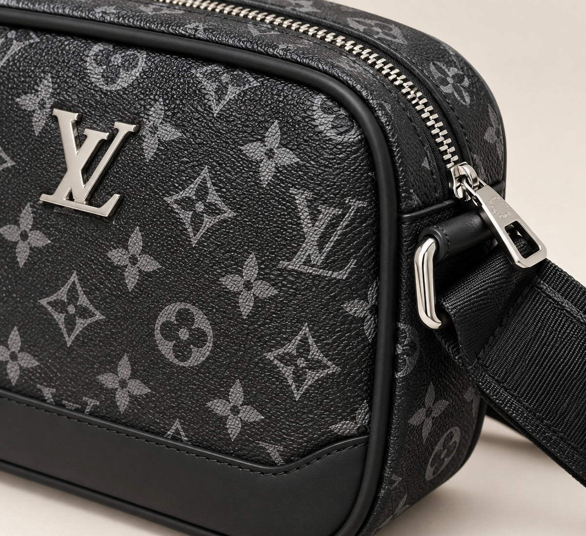 Louis Vuitton LV Black Luxury Crossbody Bag شنطة Crossbody أصلية بتصميم فاخر وعملي